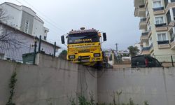 Hafriyat kamyonu, istinat duvarında asılı kaldı