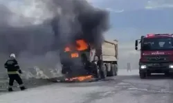 Seyir halindeki hafriyat kamyonu alev alev yandı