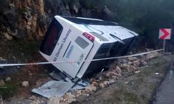 Antalya'da yolcu otobüsü devrildi; 1'i ağır 20 yaralı