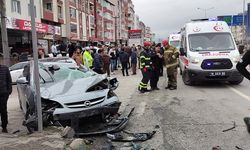 Önce yayaya, sonra trafik levhasına ve kamyona çarptı