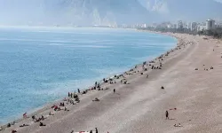 Denizin, havadan sıcak olduğu Antalya'da sahiller doldu