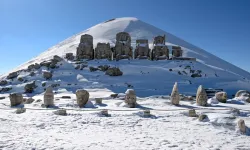 Nemrut Dağı'nın dev heykelleri kışın da ziyaretçilerini ağırlıyor