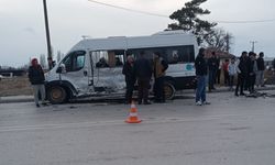 Okul servisi ile kamyonet çarpıştı: 11 yaralı