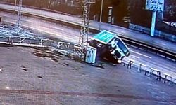 Ankara'da çöp kamyonu devrildi