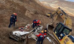 9 kişinin toprak altında kaldığı maden sahasında kamyonet bulundu