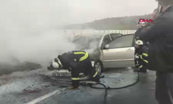 Seyir halindeyken alev alan otomobil yandı