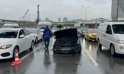 İstanbul - Kadıköy D-100'de otomobil alev alev yandı