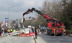 Üsküdar'da vinç demir platformu devirdi, sahil yolu trafiğe kapandı