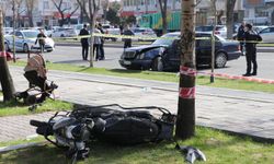 Kazada savrulan motosiklet, kaldırımdaki yayalara çarptı: 1 ölü, 3 yaralı