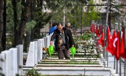 Cebeci Askeri Şehitliği'nde ziyaretçi yoğunluğu