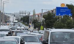Bayram dönüşü Konya-Ankara kara yolunda trafik yoğunluğu oluşturuyor