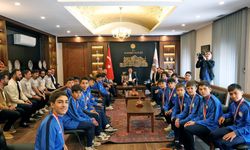Vali Çiçek, Talasgücü Belediyespor futbolcularını kabul etti