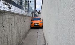 Alkollü sürücünün polisten kaçtığı taksi, iki duvar arasına sıkıştı