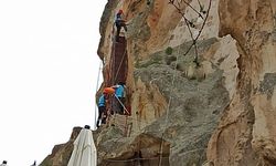 Balayı için geldiği Kapadokya'da, tarihi kalede 3 metreden düşüp ayağını kırdı