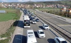 Anadolu Otoyolu'nda bayram tatili dönüş trafiği akıcı yoğun seyrediyor