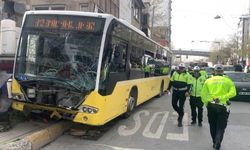 Beyoğlu'nda İETT otobüsü kaldırımdakilere çarptı: 2 yaralı