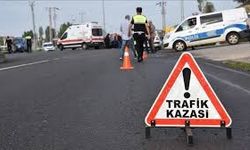 Diyarbakır'da Hafif Ticari Araç Elektrik Direğine Çarptı: 3 Yaralı