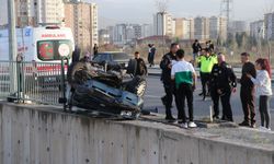 Takla atan otomobilin yaralı sürücüsü, yakınları ile tartışan polislere tepki gösterdi