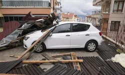 Ankara'da fırtınadan çatılar uçtu, ağaçlar devrildi