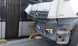 Zeytinburnu'nda beton mikseriyle tramvay çarpıştı