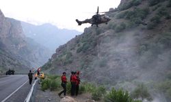 Dağda kayalıklardan düşerek yaralanan kadın, askeri helikopterle kurtarıldı