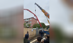Üsküdar’da beton pompası 4 katlı apartmanın üzerine devrildi
