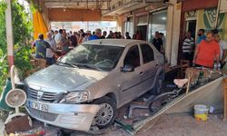 Kontrolden çıkan otomobil, kahvehanede oturanlara çarptı: 5 yaralı