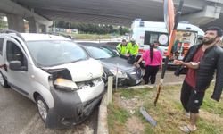 Edirne'de hafif ticari araç ile otomobil çarpıştı: 3 yaralı