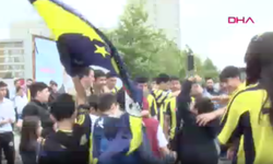 Fenerbahçeli taraftarlar, takımlarını derbiye uğurladı