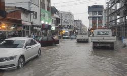 Konya'da sağanak; cadde ve sokaklar suyla doldu