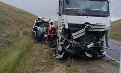 TIR ile kamyonet çarpıştı:1 ölü, 1 yaralı
