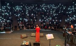 Nazan Öncel konserinde yine ayakta alkışlandı