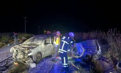 Oğlunun kullandığı otomobili sollamaya çalışan baba, kazaya neden oldu