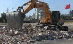 Çöken binanın molozları arasında değerli eşyalar için arama çalışması başladı