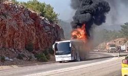 Seyir halindeki yolcu otobüsü alev alev yandı