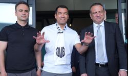 Beşiktaş'ın yeni teknik direktörü Van Bronckhorst İstanbul'a geldi