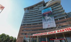 CHP Genel Merkezine "Biz Yaşatmayı Seçiyoruz" pankartı asıldı