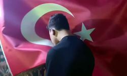 Türk bayrağına saldıran şüpheli, bayrağı öpüp özür diledi