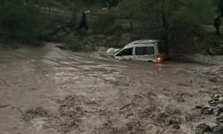 Heyelan hafif ticari aracı Tortum Çayı'na sürükledi