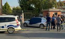 Otomobilde bıçaklayarak öldürdüğü eşiyle birlikte polis merkezine gidip teslim oldu