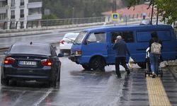 Ankara'da minibüsün kayalıklara çarpması araç kamerasında