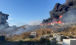 Arnavutköy'de belediyeye ait depoda çıkan yangın söndürüldü