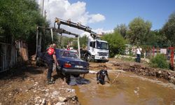 İzmir'de sağanak: Araçlar kurtarıldı, sular tahliye edildi