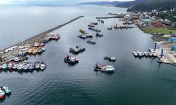 Karadeniz'de fırtına; balıkçı tekneleri limana sığındı