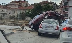 Otomobil, ışıkta bekleyen otomobilin üzerine çıktı; 1 yaralı