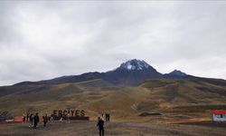 Erciyes Dağı'nın zirvesine kar yağdı