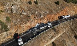 Kahramanmaraş'ta kumaş yüklü tırın devrilmesi sonucu yol trafiğe kapandı