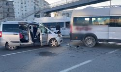 Kars'ta öğrenci servisi ile otomobilin çarpıştığı kazada 6 kişi yaralandı