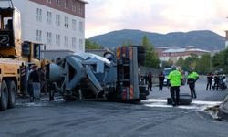 Beton mikseri, hafif ticari aracın üzerine devrildi: 3 yaralı