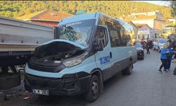 Maltepe'de minibüs park halindeki TIR'a çarptı: 8 yaralı